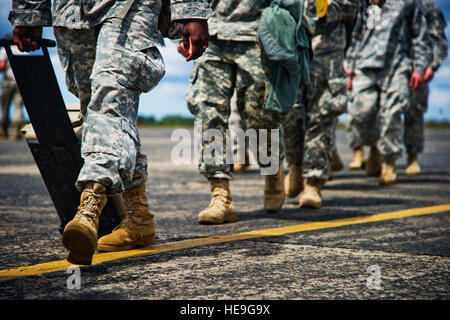 Membri della 101ª Divisione aviotrasportata (Air Assault) di Fort Campbell, Ky., arrivano qui durante il funzionamento Regno Assistenza, Ott. 19, 2014. La 101st sostituirà la Joint Task Force-Port team di apertura costituito da aviatori dal 621st contingenza ala risposta di stanza a base comuneGuire-Dix Mc-Lakehurst, N.J., e i soldati della 688th rapida porta elemento di apertura di stanza a base comune Langley Eustis, Va. JTF-PO sta lavorando a sostegno dell'USAID-led team interministeriale e la comunità internazionale a fornire fornitura efficace ed efficiente di assistenza per il governo della Foto Stock