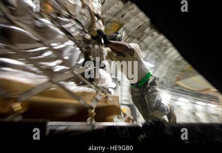 Tech. Sgt. Kiwan Edwards, un aeromobile manutentore parte della Joint Task Force-Port team di apertura di emergenza 621st ala risposta assegnato alla base comuneGuire-Dix Mc-Lakehurst, N.J., spinge un pallet carico di scaricare da un C-17 Globemaster III durante il funzionamento Regno assistenza qui, Ottobre 23, 2014. OUA è un U.S. Africa Command-funzionamento led per fornire il comando e il controllo della logistica e della formazione e il supporto tecnico per il governo degli Stati Uniti di sforzi per contenere il virus Ebola focolaio nella zona ovest di nazioni africane. Il personale Sgt. Gustavo Gonzalez/) Foto Stock