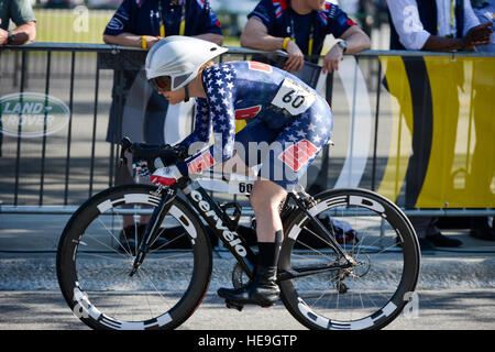 160509-F-WU507-014: Esercito 2 Lt. Jennifer Schuble (Ret.), Team US, gare dalla linea di partenza durante il ciclo finale al 2016 Invictus giochi presso la ESPN Wide World Sports Complex presso il Walt Disney World, a Orlando, Florida, 9 maggio 2016. Il 2016 Invictus Games ha ufficialmente inaugurato con la cerimonia 8 maggio e 15 nazioni dovranno competere attraverso il 12 maggio in più adaptive eventi sportivi. Senior Master Sgt. Kevin Wallace/) Foto Stock