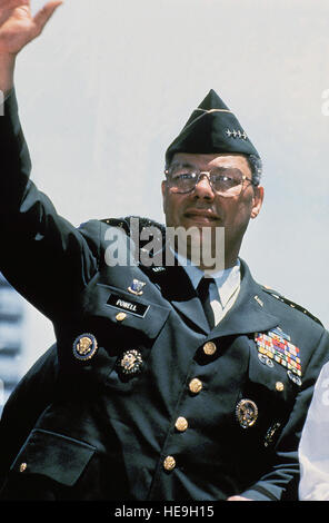US Army (USA) Generale (GEN) Colin Powell, Presidente Comune di capi di Stato Maggiore, onde dal suo per il giro della Papamobile durante la guerra del Golfo Persico, Welcome Home Parade, tenutosi a New York City, New York (NY). Foto Stock