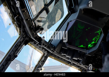 Il Mag. Nelson Bennett, un pilota assegnato alla 79th Rescue Squadron, posizioni un HC-130J contro il re II dietro una KC-135 Stratotanker per air-air refuelling al largo delle coste del Messico il 3 maggio 2014. Bennett e il suo equipaggio trasportato U.S. Air Force pararescuemen dal 563rd Gruppo di soccorso per il salvataggio di due ferito criticamente i marinai 1.100 miglia nautiche al largo delle coste del Messico nell'Oceano Pacifico. Le squadre hanno volato quasi 11 ore, richiedendo il rifornimento di aria, prima che le forze pararescue paracadutato nell'oceano lungo con due Gommone ZODIAC barche e attrezzature mediche per offrire cure salvavita. Th Foto Stock