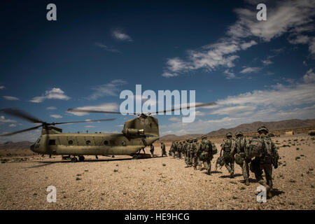 Stati Uniti I soldati dell esercito assegnato al terzo squadrone xvii reggimento società Delta di carico su un elicottero Chinook durante l'azione decisiva la rotazione 14-09 presso il Centro Nazionale di allenamento, il 10 agosto 2014. Azione decisiva rotazioni sono riflettenti della complessità dei potenziali avversari la nostra nazione potrebbero affrontare e includono: guerrilla, ribelli, penale e di vicino-peer forze convenzionali tessuti in un ambiente dinamico. ( Staff Sgt. Gancio di Corey Foto Stock