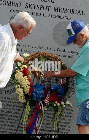 Robert Etchberger, membro della famiglia di U.S. Air Force Chief Master Sgt. Richard Etchberger, e John David posto una corona di fiori alla base della 1a lottare contro il gruppo di valutazione Skyspot Memorial durante una cerimonia in occasione dell'ottava Air Force Museum su Barksdale Air Force Base, La., Sett. 18, 2008. Capo Etchberger, che ha salvato il David e altri due aviatori, è stato ucciso in azione durante la Guerra del Vietnam. Airman 1. Classe Joanna M. Kresge Foto Stock