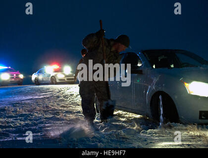 Avieri scavare un filamento solo driver driver appena al di fuori della casa di montagna Air Force Base cancello principale, 10 gennaio, 2013. Tech. Sgt. Barry Williams, 366 delle forze di sicurezza squadrone e altri tre servicemembers, assistito il driver a filamento. Master Sgt. Kevin Wallace/) Foto Stock