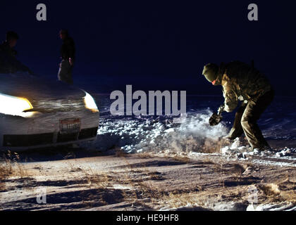 Avieri scavare un filamento solo driver driver appena al di fuori della casa di montagna Air Force Base cancello principale, 10 gennaio, 2013. Tech. Sgt. Barry Williams, 366 delle forze di sicurezza squadrone e altri tre servicemembers, assistito il driver a filamento. Master Sgt. Kevin Wallace/) Foto Stock