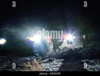 Tech. Sgt. Barry Williams, 366 delle forze di sicurezza Squadron, e tre altri membri del servizio, assistere un filamento driver appena al di fuori della casa di montagna Air Force Base cancello principale, 10 gennaio, 2013. Secondo Williams, difensori può eseguire il rendering del primo aiuto o di rispondere ad altre situazioni di emergenza se spediti. Master Sgt. Kevin Wallace/) Foto Stock