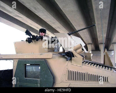 Tech. Sgt. Francesco Woznick, 366 delle forze di sicurezza Squadron, pone in un Humvee torretta prima di un convoglio di sicurezza in Iraq. Il Mahdi esercito, noto anche come il Mahdi milizia o Jaish al-Mahdi, erano la più grande minaccia per Woznick della squadra, e ricorda bene la prima volta quei terroristi ucciso tre dei suoi compagni britannici, a soli tre settimane dopo arrivò nel paese. Foto Stock