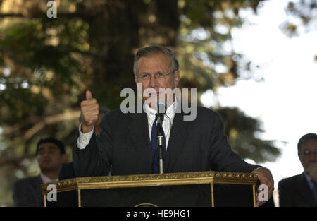 040811-F-5586B-006 il Segretario della Difesa Donald H. Rumsfeld risponde a una domanda nel corso di una conferenza stampa congiunta con l'Afghanistan il presidente Hamid Karzai a Kabul, Afghanistan, il 11 agosto 2004. Durante la sua settima visita in Afghanistan, Rumsfeld ha ribadito il supporto degli Stati Uniti per il processo democratico, riesaminato il governo afgano attività antidroga, e ha sottolineato l importanza del processo di disarmo per una stabile e sicuro Afghanistan. DoD photo Master Sgt. James M. Bowman, U.S. Air Force. (Rilasciato) Foto Stock