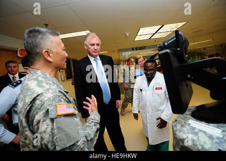 110928-F-RG147-298Esercito Il Mag. Gen. M. Ted Wong racconta il Vice Segretario della Difesa William J. Lynn III su un sistema avanzato di monitoraggio medico che utilizza la tecnologia di videoconferenza al Brooke Army Medical Center, San Antonio, Texas, sul Sett. 28, 2011. Lynn Touring è la possibilità di soddisfare con il personale e i pazienti. Tech. Sgt. Giacobbe N. Bailey, U.S. Air Force. (Rilasciato) Foto Stock