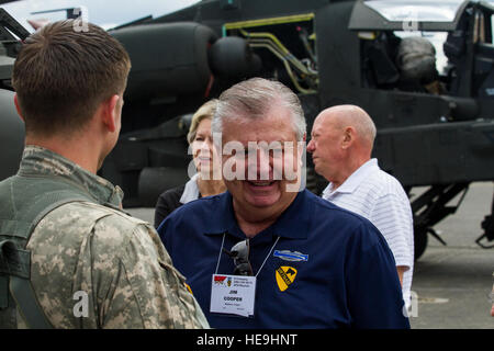 Un U.S. Soldato dell'esercito, assegnato al XVI Combattere la Brigata Aerea, 7 Divisione di Fanteria, parla di un veterano del Vietnam durante una visita presso una base comune Lewis-Mccorda, nello Stato di Washington, 20 maggio 2016. L'arrabbiato Skipper Associazione è un gruppo del Vietnam-era aviatori che hanno servito con Delta Company, 2° Battaglione, 8 reggimento di cavalleria, 1a divisione di cavalleria (Airmobile). Foto Stock