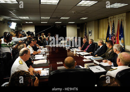 Il Presidente George W Bush si rivolge ai membri della stampa corps prima all'inizio della sicurezza nazionale briefing al Pentagono 14 agosto 2006. Dipartimento di Difesa Personale Sgt. D. Myles Cullen (rilasciato) Foto Stock