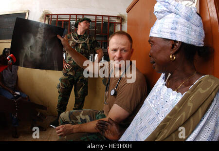 Stati Uniti Air Force Lt. Col. Bryan DeLage, un chirurgo di volo con la 119Medical Group, recensioni di raggi X con un paziente durante MEDFLAG 2006 presso il mercato Mallam-Atta Governo Clinic in Accra, Ghana, Sett. 13, 2006. MEDFLAG 2006 è una joint medical-formazione esercizio dove il personale medico dalla U.S. Forze aeree in Europa sono il trattamento di residenti e locali di formazione degli operatori sanitari. Senior Master Sgt. David H. Lipp) (rilasciato) Foto Stock