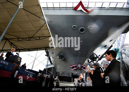 Stati Uniti Il presidente George Bush parla alla cerimonia di battesimo della USS George H.W. Bush a Northrop Grumman il cantiere in Newport News, Virginia Ottobre 7, 2006. La marina di Nimitz-aeromobili di classe carrier è programmato per entrare in servizio a fine 2008. Dipartimento della difesa Stati Uniti Air Force Staff Sgt. D. Myles Cullen (rilasciato) Foto Stock