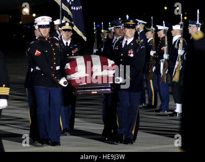 Una guardia d'onore militare porta la bara dell'ex presidente Gerald Ford durante il suo arrivo alla Andrews Air Force base, Washington, dimostrando il protocollo cerimoniale e il rispetto per un ex capo di stato. Foto Stock