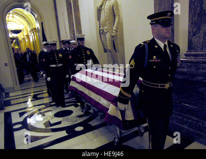 L ex Presidente Gerald Ford scrigno è portato nel Campidoglio di Washington. Ford è morto all'età 93 nella sua casa nei pressi di Rancho Mirage il 26 dicembre 2006. Dipartimento di Difesa Personale Sgt. D. Myles Cullen (rilasciato) Foto Stock