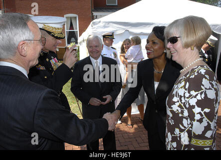 Vice Secretry della difesa scuote le mani con il Secrtary di Stato Condoleeza Rice prima di partecipare al Vice Presidente del Comune di capi di Stato Maggiore degli Stati Uniti Navy Adm. Edmund Giambasitani cerimonia di pensionamento in Annapolis, Md., 27 luglio 2007. Dopo la laurea dall'U.S. Naval Academy con distinzione di leadership nel 1970, Giambastiani è salito a diventare il settimo Vice Presidente del Comune di capi di Stato Maggiore. Dipartimento della difesa Stati Uniti Air Force Staff Sgt. D. Myles Cullen (rilasciato) Foto Stock