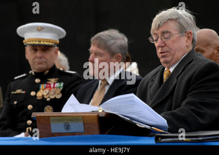 L'onorevole Gordon H. Mansfield, deliberando segretario della Veterans Affairs, parla mentre U.S. Marine Corps gen. James E. Cartwright, vice presidente del Comune di capi di Stato Maggiore e ritirato U.S. Air Force gen. Joseph Ralston, il quarto vice presidente del Comune di capi di Stato Maggiore, ascoltare durante il Memoriale dei Veterani del Vietnam XXV anniversario la lettura dei nomi di Washington D.C., nov. 7, 2007. I due vice presidenti erano a portata di mano per parlare e leggere i nomi delle persone sulla parete, il primo dei quattro giorni di letture. Tech. Sgt. Adam M. moncone, USAF. (Rilasciato) Foto Stock