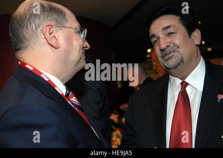 Il segretario della Marina Donald C. Inverno, sinistra, colloqui a Washington capitelli Presidente e proprietario di maggioranza Ted Leonsis prima di capitali di Washington' 'Salute per le truppe gioco al Verizon Center di Washington D.C., il 20 febbraio, 2008. Inverno e altri alti funzionari della difesa hanno guardato come i capitelli perso in una sparatoria a New York isolani, 3-2. Air Force Tech. Sgt. Adam M. moncone. (Rilasciato) Foto Stock