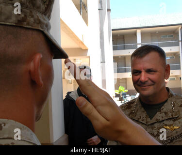 Marine gen. James E. Cartwright, vice presidente del Comune di capi di Stato Maggiore, viene salutato dalla lancia di Marine Cpl. Damian Baker al guerriero ferito caserme al Marine Corps Air Station Kaneohe, Hawaii, 21 aprile 2008. Cartwright si è incontrato con i guerrieri feriti a controllare la loro cura. Air Force Tech. Sgt. Adam M. moncone. (Rilasciato) Foto Stock