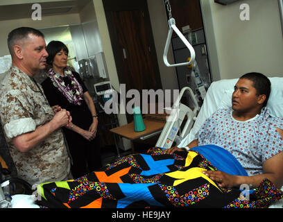 Il vicepresidente del Joint Chiefs of staff visita il Tripler Army Medical Center, Hawaii, per esaminare le cure dei membri del servizio feriti. Foto Stock