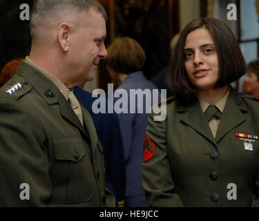 Vice Presidente del Comune di capi di Stato Maggiore della Marina dello Staff gen. James E. Cartwright colloqui con Marine Cpl. Sona Babani prima negli Stati Uniti la libertà Corps Presidente del servizio di volontariato premiazione Maggio 16, 2008 a Eisenhower Executive Office Building a Washington. Cartwright, Presidente del Consiglio sul servizio e sulla partecipazione civica stati Mary Jo Myers, attore Stephen Baldwin e usa la libertà Corps director Henry Lozano ha presentato un premio per Baboni per il suo servizio di volontariato. Air Force Tech. Sgt. Adam M. moncone. (Rilasciato) Foto Stock