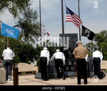 Vice Presidente del Comune di capi di Stato Maggiore della Marina dello Staff gen. James E. Cartwright e dei veterani di guerra coreana durante la pausa di un attimo di silenzio al tri County Korean War Memorial dedizione cerimonia al Parco ama, Ill., 27 luglio 2008. Cartwright, originariamente dalla vicina città di Rockford, è stato il discorso di apertura in occasione dell'evento. Air Force Master Sgt. Adam M. moncone. (Rilasciato) Foto Stock