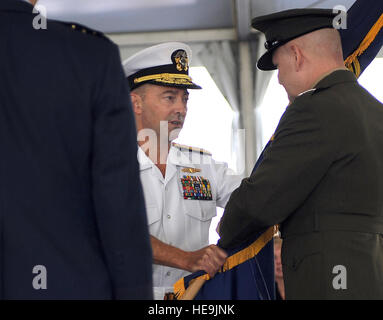 Stati Uniti Navy ADM James Stavridis rinuncia a comando al Vice Presidente Comune di capi di Stato Maggiore gen. James E. Cartwright come Air Force GEN Doug Fraser subentra come Comando Sud Commander, Miami, Florida, 25 giugno 2009. DOD Air Force Master Sgt. Jerry Morrison() Foto Stock