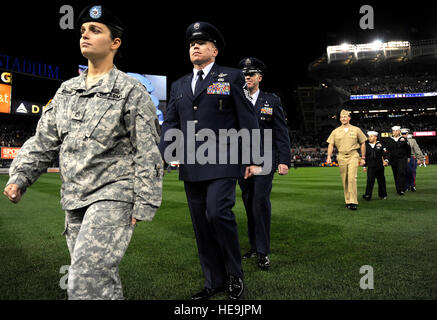 Combattenti feriti marzo fuori campo come parte le cerimonie di apertura del gioco 1 della serie mondiale tra i Philadelphia Phillies e i New York Yankees allo Yankee Stadium di New York City, N.Y. 28 ottobre, 2009. Air Force Master Sgt. Jerry Morrison () Foto Stock