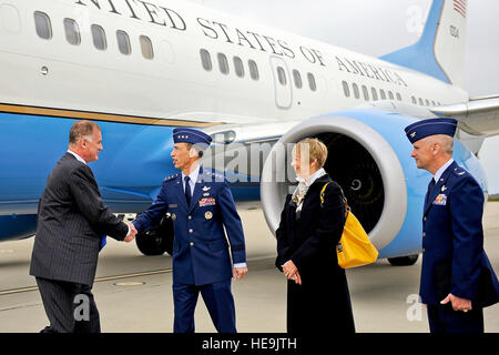 Stati Uniti Il vice Segretario alla Difesa William J. Lynn III è accolto da Lt. Gen. Larry D. James è Comandante del XIV Air Force (forze aeree strategiche), Air Force Space Command, e comandante, Joint componente funzionale il comando per lo spazio, U.S. Comando strategico, dopo il suo arrivo su base aerea di Vandenberg, California, 27 aprile 2010. Stati Uniti Air Force Master Sgt. Jerry Morrison() Foto Stock