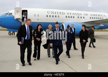 Stati Uniti Il vice Segretario alla Difesa William J. Lynn III passeggiate con Lt. Gen. Larry D. James è Comandante del XIV Air Force (forze aeree strategiche), Air Force Space Command, e comandante, Joint componente funzionale il comando per lo spazio, U.S. Comando strategico, dopo il suo arrivo su base aerea di Vandenberg, California, 27 aprile 2010. Stati Uniti Air Force Master Sgt. Jerry Morrison() Foto Stock