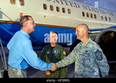 Stati Uniti Il vice Segretario della Difesa William J. Lynn III viene accolto in arrivo dagli STATI UNITI Air Force Col. Tod R. Fingal, vice comandante 36th ala e Chief Master Sgt. Allen D. Mullinex, comando Capo Comandante Sergente per la XXXVI ala, Andersen Air Force Base, Guam, 26 luglio 2010. Air Force Master Sgt. Jerry Morrison() Foto Stock