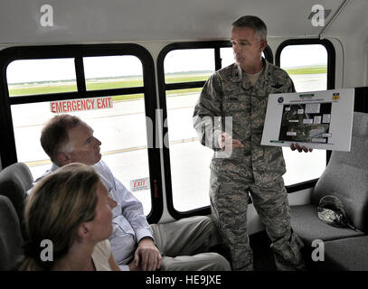 Stati Uniti Il vice Segretario della Difesa William J. Lynn III è data una finestra tour di Andersen Air Force Base DA PARTE DEGLI STATI UNITI Air Force Col. Tod R. Fingal, vice comandante 36th ala, luglio 28, 2010. Air Force Master Sgt. Jerry Morrison() Foto Stock