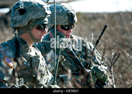 BASE COMUNE ELMENDORF-Richardson, Alaska - Sgt. 1. Classe Kyle Silvernale, plotone sergente, utilizza il combattimento net radio da Pvt. Nathan Davis, sinistra, 12 maggio sono entrambi dei Comanche Company, 1° Battaglione, 501Reggimento di Fanteria (Airborne). I soldati hanno preso parte in air assault allenamento dove UH-60 Black Hawk elicotteri li prese in una sezione di Alaska Chugach della gamma e che essi sono stati incaricati di impegnare una forza di contrasto. Senior Airman Christopher lordo) Foto Stock