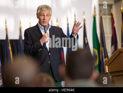 Stati Uniti Il Segretario della Difesa Chuck Hagel si rivolge a un pubblico di bilaterali degli Stati Uniti e il servizio Giapponese soci a Yokota Air Base, Giappone, 5 aprile 2014, Hagel visitato Yokota durante la sua quarta visita per la regione Asia Pacifico che include fermate nelle Hawaii, il Giappone, la Cina e la Mongolia. Il cap. Raymond Geoffroy) Foto Stock