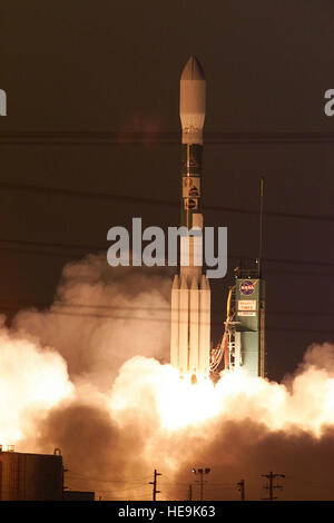 Il team Vandenberg lancia un razzo Delta II dallo Space Launch Complex-2 che trasporta Jason 1 e satelliti TEMPORIZZATI per monitorare la circolazione dell'oceano, il clima e le condizioni atmosferiche superiori. Foto Stock