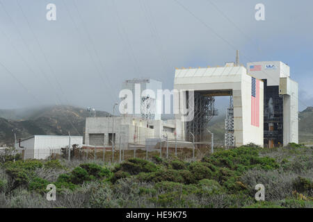 Il razzo Delta IV Medium della United Launch Alliance è posizionato nello Space Launch Complex Six presso la Vandenberg Air Force base, California, il cui lancio è previsto per il 2 aprile 2012, a supporto delle missioni spaziali e di difesa. Foto Stock