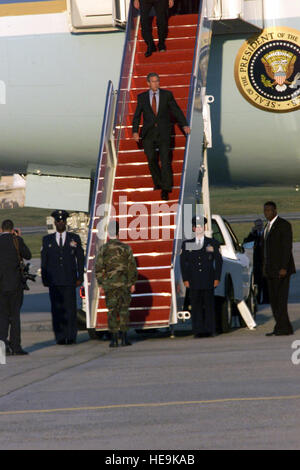 Deplaning Air Force One, Presidente George W Bush ritorna alla Andrews AFB, Maryland nel pomeriggio del 11 settembre 2001, da Offutt AFB, Nebraska. Il presidente è stato in Florida quando ha appreso dell'attacco terroristico contro il Pentagono e per ragioni di sicurezza ha viaggiato a Offutt AFB. Foto Stock