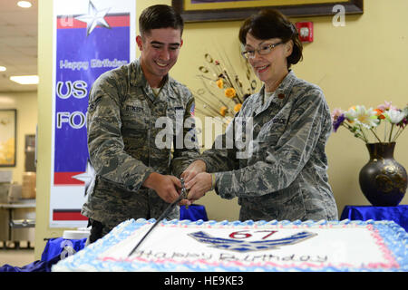 Il personale dell'Air Force del 379th Expeditionary Wing celebra il compleanno dell'Air Force alla base aerea di al Udeid, in Qatar, con un taglio cerimoniale della torta. Foto Stock