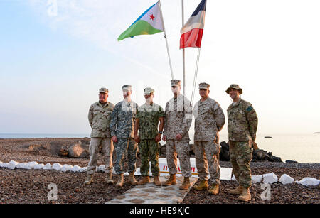 Stati Uniti Navy Lt. Brandon vendite e U.S. Marine Capt. Shane Robinette, Combined Joint Task Force-Horn dell Africa (CJTF-HOA), scatta una foto con la CJTF-HOA CJ-3 personale di comando dopo aver completato un Desert Combat corso di formazione al francese Desert Combat Training e centro di indurimento, Gibuti, Marzo 6, 2013. La quinta francese reggimento marino ha invitato i membri di CJTF-HOA per partecipare al Desert Combat Corso di formazione per aiutare a rafforzare il partenariato tra i militari alleati. Airman 1. Classe Nicholas Byers Foto Stock