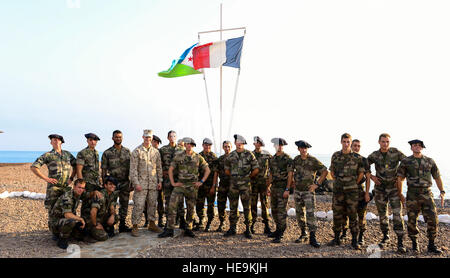 Stati Uniti Marine Capt. Shane Robinette, Combined Joint Task Force-Horn dell Africa (CJTF-HOA), prende una foto con i suoi compagni di squadra dopo aver completato un Desert Combat corso di formazione al francese Desert Combat Training e centro di indurimento, Gibuti, Marzo 6, 2013. La quinta francese reggimento marino ha invitato i membri di CJTF-HOA per partecipare al Desert Combat Corso di formazione per aiutare a rafforzare il partenariato tra i militari alleati. Airman 1. Classe Nicholas Byers Foto Stock