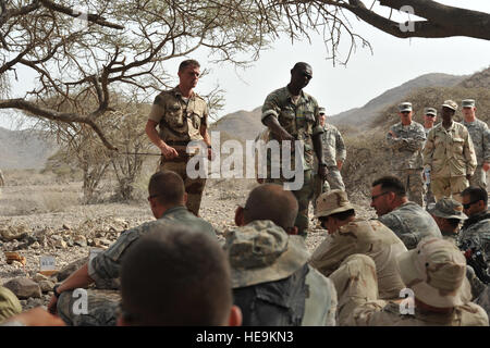 Marine Francese Sergente Sylvain Duhautoy, quinto francese reggimento marino parla come 1Lt. Detto Yasser, Comore liaison officer assegnato a Combined Joint Task Force-Horn dell Africa, interpreta per la sopravvivenza nel deserto di corso gli studenti nei deserti al di fuori di Gibuti, il 31 maggio 2012. I dieci giorni di corso tenuto da marines francese, è stato frequentato da U.S. Avieri, soldati, marinai e Marines dove hanno imparato la sopravvivenza nel deserto e alle tattiche di combattimento. Tech. Sgt. Donald R. Allen Foto Stock