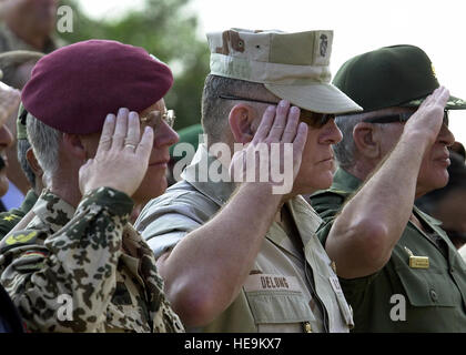 Il Tenente Generale (LGEN), Michael DeLong, (centro) USMC, Vice comandante in capo, Comando Centrale degli Stati Uniti, generale di brigata (BGEN), Muller (sinistra), esercito tedesco e il generale Amin, esercito Egiziano salute mentre frequentano la battaglia di El Alamein Cerimonia Commemorativa, durante la fase di esercizio la brillante stella 01/02. La cerimonia ha commemorato la battaglia tra asse e le forze alleate per il controllo dell'Egitto durante il WW II. I partecipanti nella stella brillante esercizio ha trovato il tempo per partecipare alla cerimonia commemorativa. Stella luminosa 01/02 è un esercizio di multinazionali che coinvolgono più di 74.000 truppe provenienti da 44 paesi che migliora la r Foto Stock