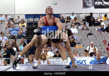 US Air Force (USAF) Senior Airman (SRA) Aaron Sieracki punteggi 5 punti come egli tira il suo avversario al di fuori del tappetino durante il 2004 US Nazionale campionati di wrestling a Las Vegas, Nevada (NV). SRA Sieracki saranno concorrenti negli Stati Uniti prove olimpiche in Indianapolis, Indiana (A) su maggio 21-23. Foto Stock