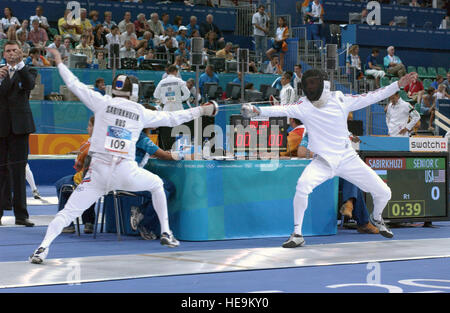 Stati Uniti Esercito 1Lt. Il Ciad Senior (a destra), un membro dell'U.S. Dell'esercito atleta di classe mondiale programma, a Fort Carson, Colo., recinzioni in singoli Epee evento, che è parte del 2004 Olimpiadi di estate uomini Pentathlon moderno, in Goudi complesso sportivo, Atene, Grecia, il 26 agosto 2004. Master Sgt. Kollars Lono) (rilasciato) Foto Stock