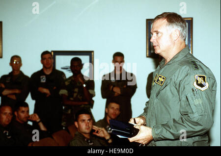 US Air Force Lt. Gen. Mike Ryan parla ai partecipanti del salvataggio del Cap. Scott F. O Grady. Il cap. O'Grady's F-16 Fighting Falcon è stato abbattuto sulla Bosnia il 2 giugno 1995, mentre stava volando a sostegno del funzionamento negare il volo. Dopo 6 giorni di evasione fu salvato dai marines americani dal ventiquattresimo Marine Expeditionary Unit, distribuito dalla USS KEARSAGE (LHD-3). (Data esatta sconosciuto) Foto Stock