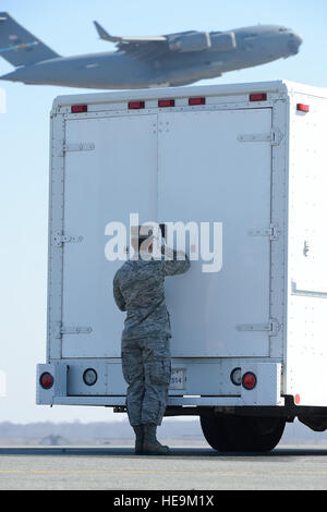 Senior Airman Tyler Wright assicura che le porte di un veicolo di trasferimento durante un trasferimento dignitoso di Marine Corps Master Sgt. Aaron C. Torian Feb.18, 2014, alla Dover Air Force Base, Del. Torian è stato assegnato a seconda Marina Operazioni Speciali battaglione, Marine Operazioni Speciali reggimento, U.S. Marine Corps le forze per le operazioni speciali, comando di Camp Lejeune, N.C. Wright è assegnato alla 911th Airlift Wing, dall'Aeroporto Internazionale di Pittsburgh aria stazione di riserva, Pa., e attualmente è distribuito a Air Force mortuaria Operazioni di Affari a Dover AFB. Greg L. Davis) Foto Stock