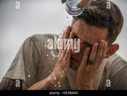 Senior Airman Giacobbe Nevills, 455th Expeditionary ingegnere civile Squadron sporcizia Boy, lavaggi del calcestruzzo dalla sua faccia dopo aver contribuiscono a colmare un piè di pagina a Bagram Airfield, Afghanistan, 03 maggio 2016. Membri della 455th ECES stanno scavando fuori otto trincee per casa otto piè di pagina per il futuro posizionamento di quattro edifici riposizionabili. Senior Airman Justyn M. Freeman) Foto Stock