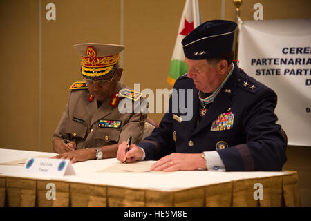 Il Mag. Gen. Zakaria Cheik Ibrahim, (sinistra), abitante del Gibuti Forze Armate (FAD) capo della difesa e il Mag. Gen. Edward Tonini, Kentucky Guardia Nazionale (KNG) aiutante generale, firmare un membro del programma di partenariato accordo al Kempinski Hotel, Gibuti, Giugno 2, 2015. L'accordo significa un lungo termine di accordo di cooperazione tra la KNG e FAD che favoriranno reciprocamente benefiche degli scambi tra i due a tutti i livelli dei militari nonché il mondo civile. Il personale Sgt. Nathan Maysonet) Foto Stock