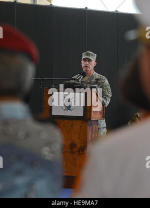 Stati Uniti Esercito Brig. Gen. Wayne Grigsby Jr., Combined Joint Task Force-Horn dell Africa comandante generale, parla durante il soldato del Gibuti cerimonia di riconoscimento a Camp Lemonnier, Gibuti, Marzo 25, 2014. Durante la cerimonia il servizio umanitario medaglia è stato presentato a quattro soldati del Gibuti per la loro assistenza dopo il Febbraio 16, 2006 crash di due Stati Uniti Marine Corps CH-53 elicotteri al largo di Gibuti, che ha provocato la morte di dieci dei dodici di personale di bordo. Senior Airman Tabatha Zarrella Foto Stock