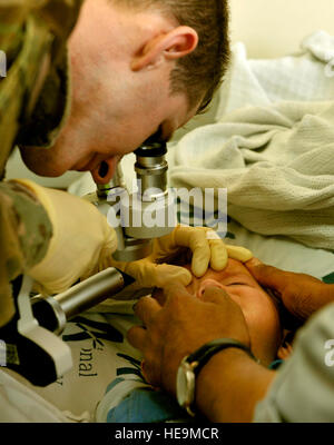 Il Mag. Marcus Neuffer, 455th Expeditionary gruppo medico oculista, esamina e confronta gli occhi di un 12-mese-vecchio paziente afghano in coreano ospedale umanitario su Bagram Air Field, Afghanistan luglio 6, 2013. Ha recentemente completato un intervento chirurgico sul suo occhio destro per correggere una cataratta. La ragazza era stata diagnosticata con la cataratta in entrambi gli occhi in maggio. La cataratta è una malattia degli occhi in cui la lente trasparente dell'occhio diventa torbida e opaca, causando una diminuzione della visione. La lente è sostituito in chirurgia, senza trattamento una cataratta può risultare in una perdita completa della visione. Il personale Sgt. Stepheni Foto Stock